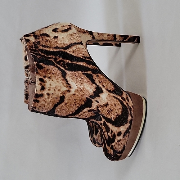 NEW Vince Camuto Dira Leopard Animal Print Calf Hai Platform Booties Size 7.5 - Picture 5 of 15